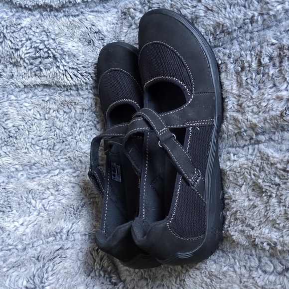 Clarks Black Flats with Rounded Toe and Comfortable Slip-On Design​ - Picture 4 of 7